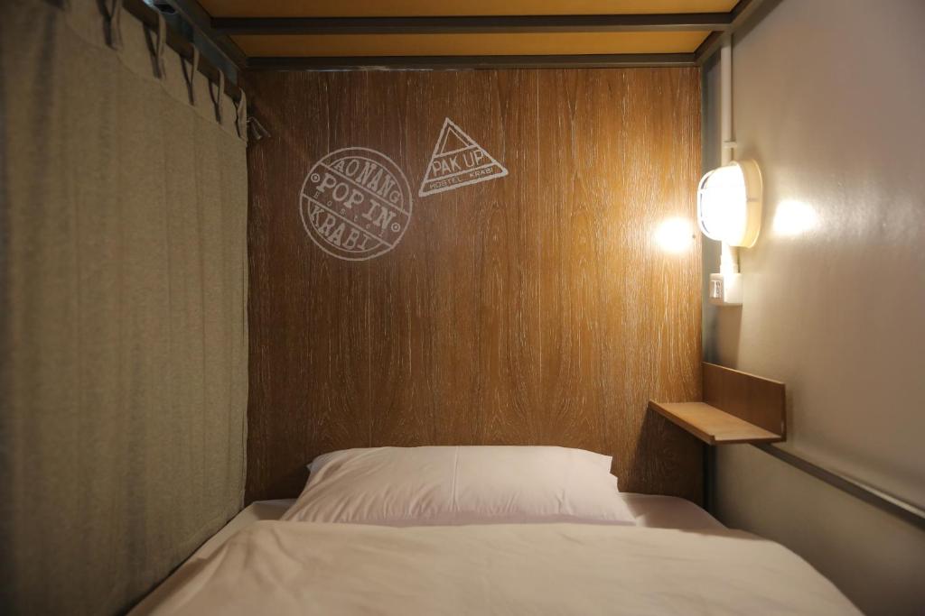 Номер (Кровать в общем 4-местном номере для мужчин и женщин) хостела Pop-In Hostel, Краби