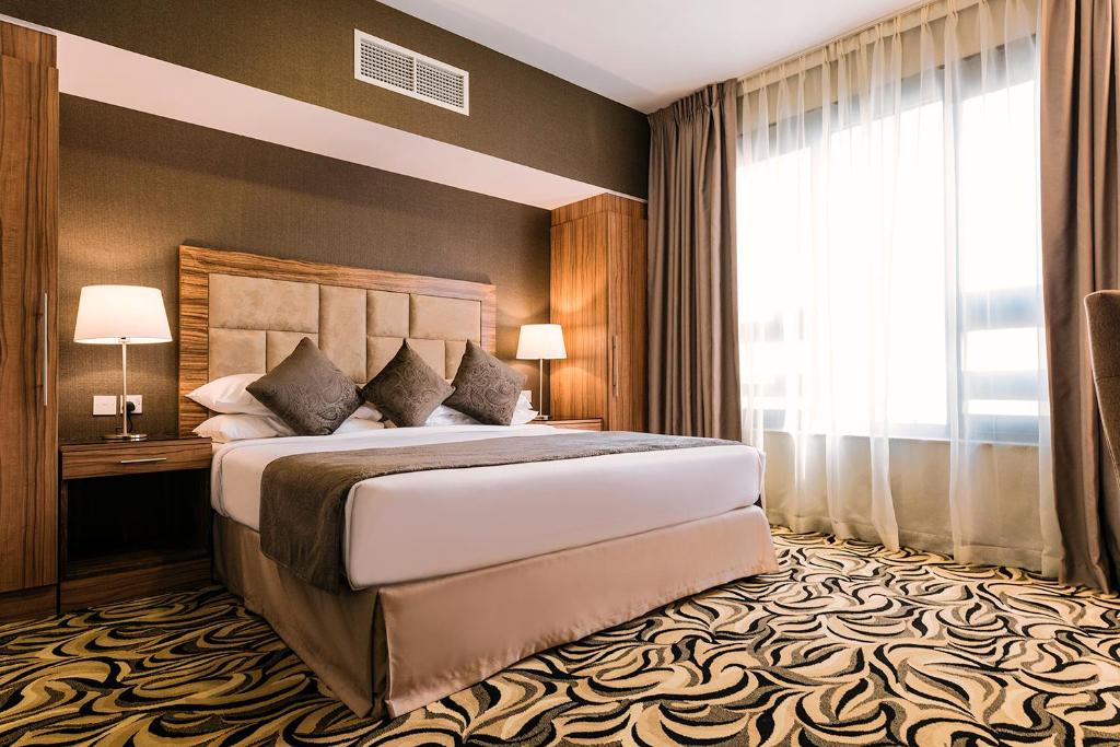 Сьюит (Стандартный люкс) отеля Emirates Plaza Hotel, Абу-Даби