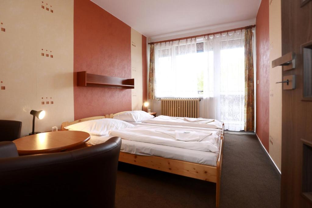 Двухместный (Двухместный номер Делюкс с 1 кроватью или 2 отдельными кроватями) отеля Zimní stadion Náchod, Наход