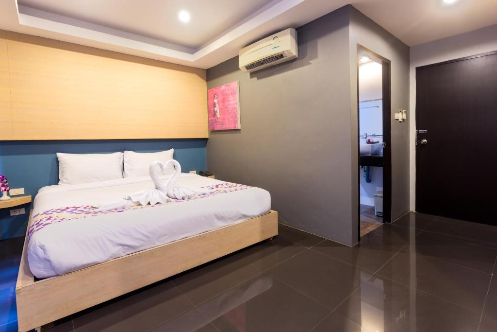 Двухместный (Улучшенный двухместный номер с 1 кроватью) отеля Memory Patong, Пхукет