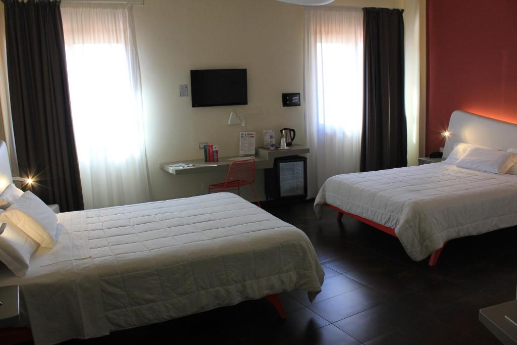 Четырехместный (Улучшенный номер с 2 двуспальными кроватями), Ibis Styles Palermo