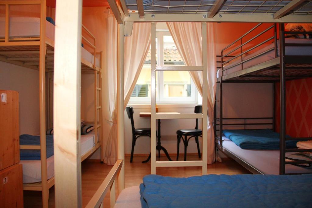 Номер (Budget Bed in 6-Bed Mixed Dormitory Room), Oldtown Hostel Otter