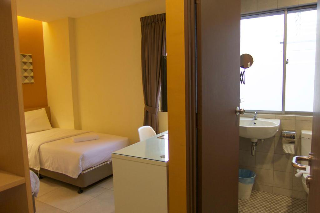 Двухместный (Стандартный двухместный номер с 2 отдельными кроватями и окнами) отеля Hotel 1000 Miles, Куала-Лумпур