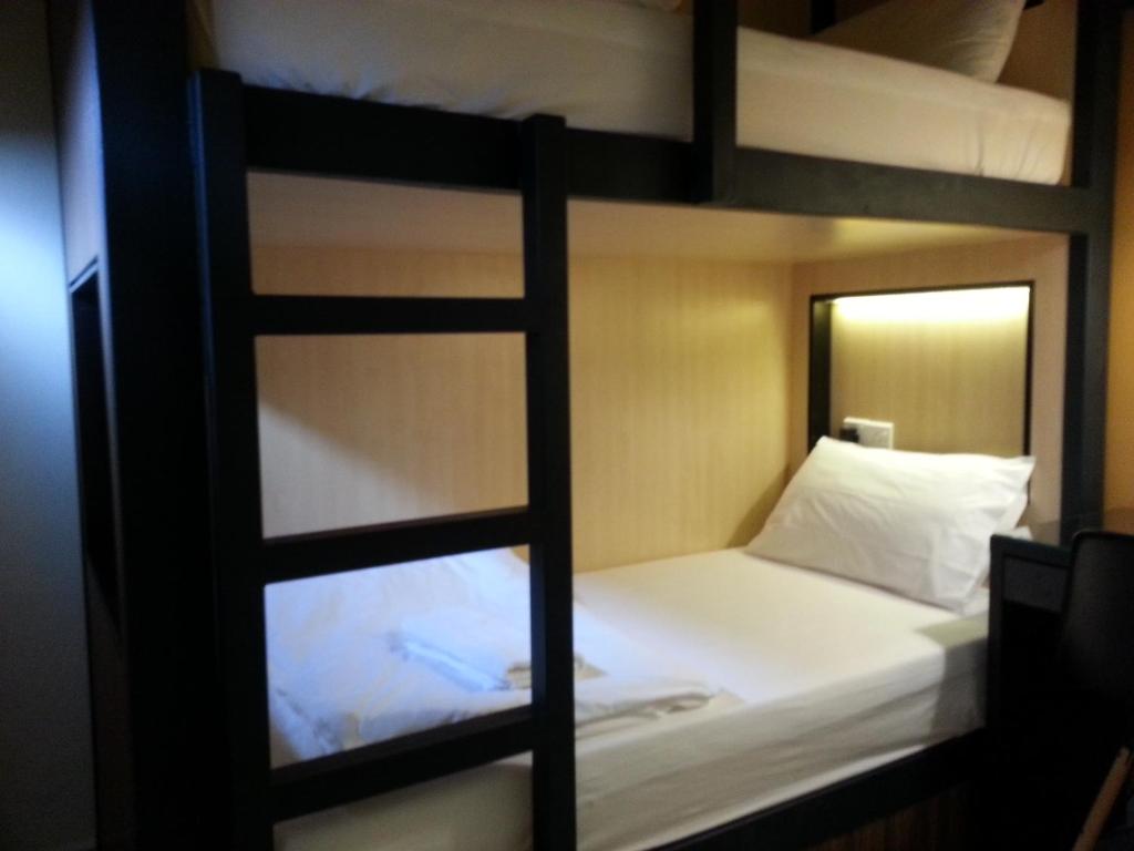 Двухместный (Стандартный двухместный номер с 2 отдельными кроватями (двухъярусная кровать) и окнами) отеля Hotel 1000 Miles, Куала-Лумпур