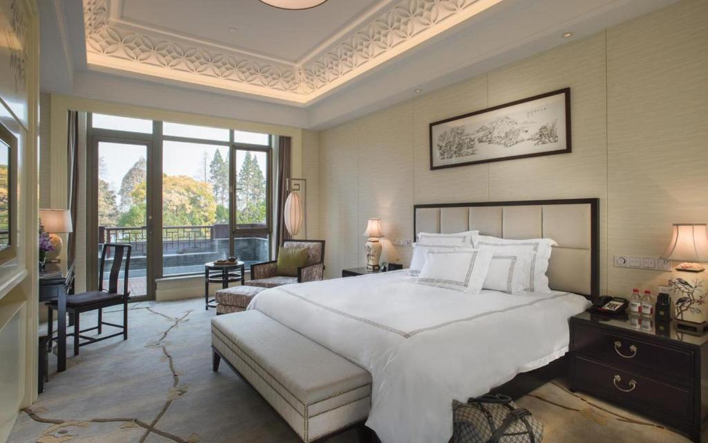 Двухместный (Улучшенный номер с кроватью размера «king-size») отеля West Lake State Guest House, Ханчжоу