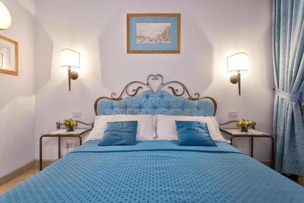 Двухместный (Улучшенный двухместный номер с 1 кроватью и дополнительной кроватью) отеля Alla Vite Dorata, Венеция