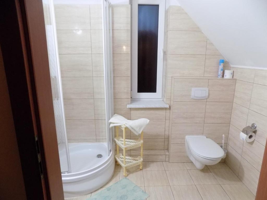 Трехместный (Трехместный номер с собственной ванной комнатой) парк-отеля Malinka, Реваль