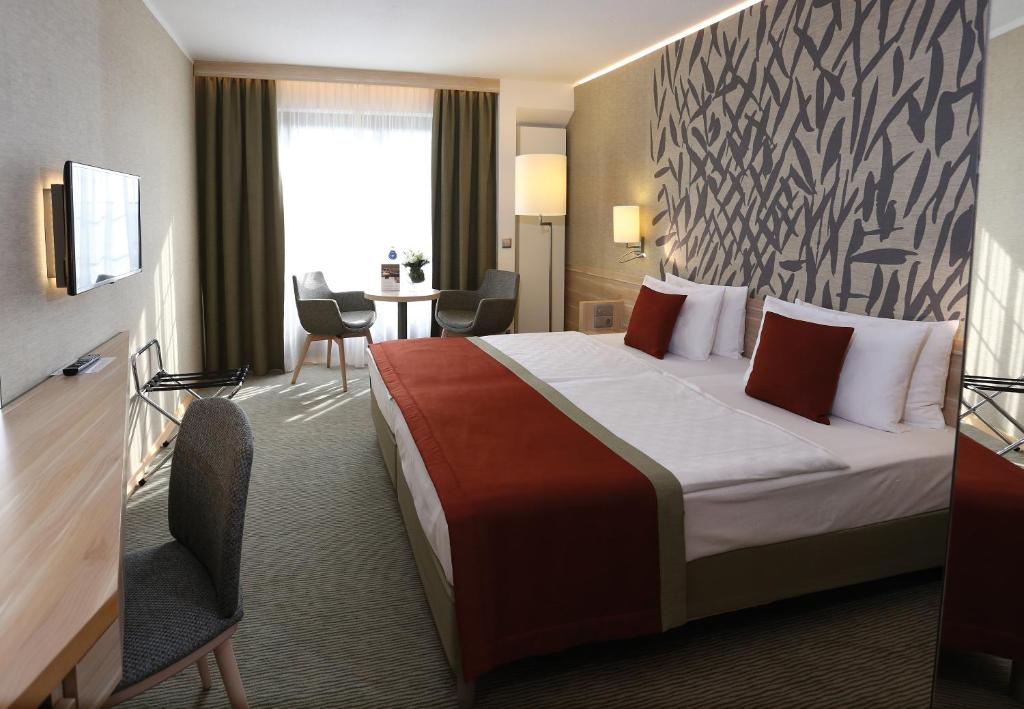 Двухместный (Улучшенный двухместный номер с 1 кроватью) отеля Danubius Health Spa Resort Aqua - Все включено, Хевиз