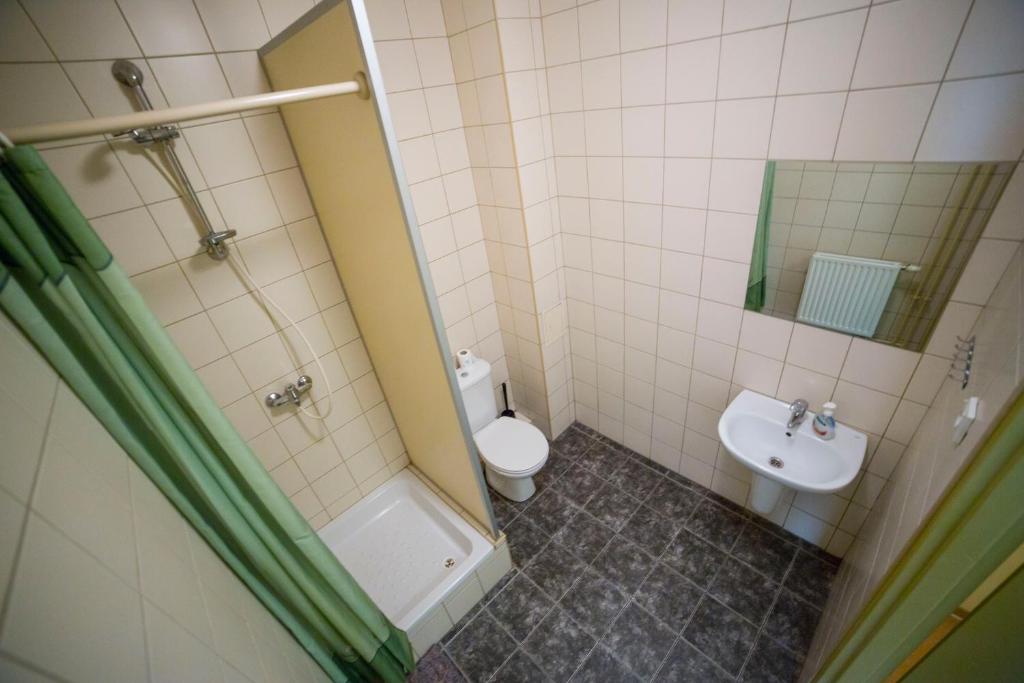 Двухместный (Двухместный номер с 2 отдельными кроватями и собственной ванной комнатой) хостела Ondraszka, Катовице