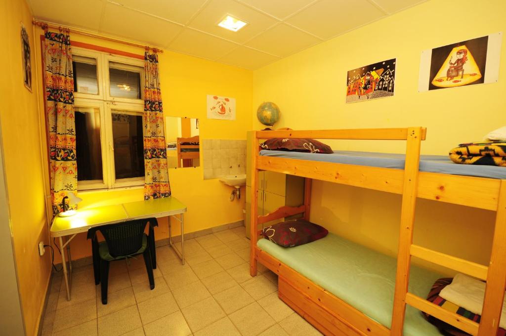 Двухместный (Двухместный номер с 2 отдельными кроватями и общей ванной комнатой) хостела Yo Ho Hostel, Варна (Северо-Восточная Болгария)