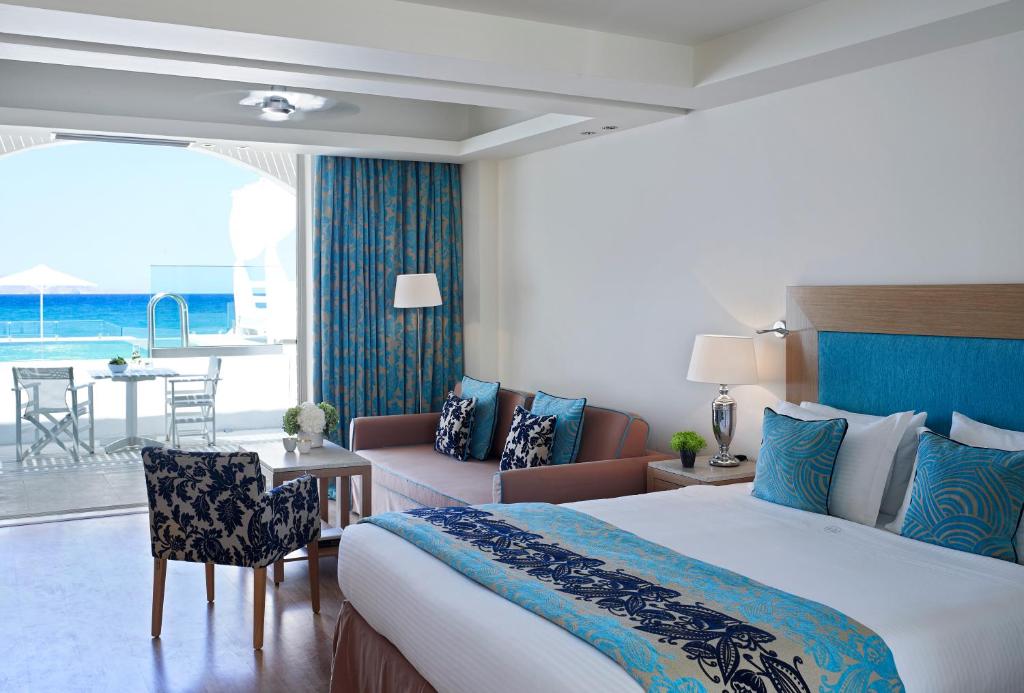 Сьюит (Люкс рядом с берегом и собственным бассейном) отеля Knossos Beach Bungalows & Suites, Коккини-Хани