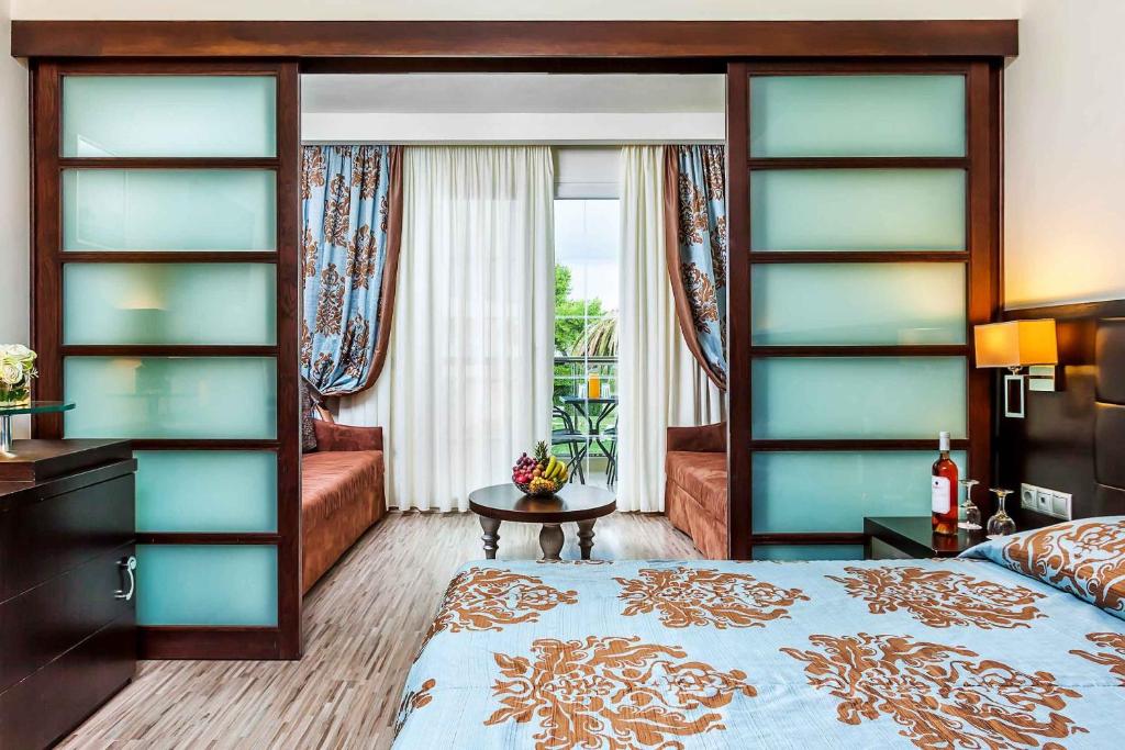 Семейный (Семейный номер с боковым видом на море (2 взрослых + 2 детей)) курортного отеля Elinotel Apolamare Hotel, Ханиоти