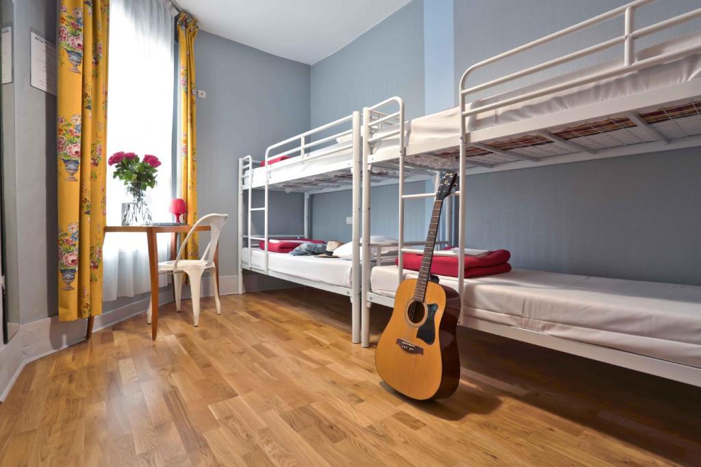Номер (Кровать в общем 4-местном номере для мужчин и женщин) хостела Arty Paris Hostel & Budget Hotel, Париж