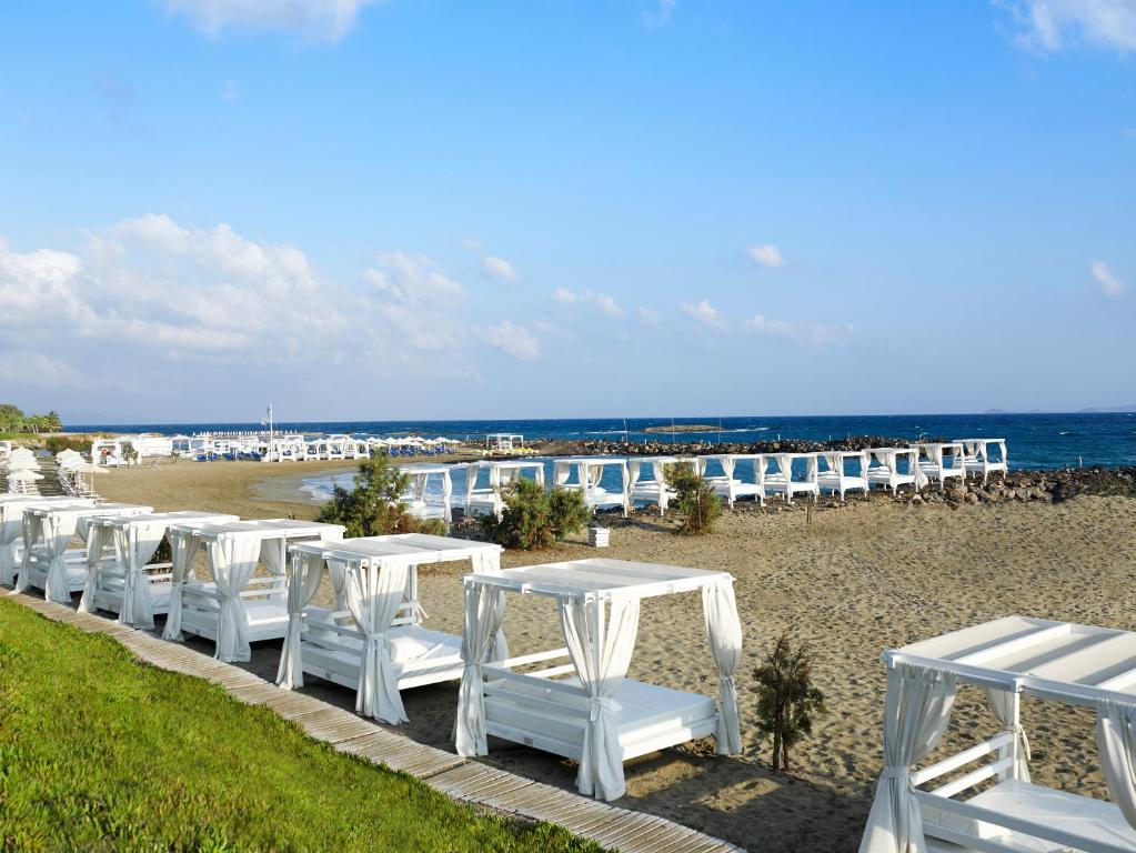 Сьюит (Люкс с 2 спальнями, видом на курортный отель и 2 пляжными беседками) отеля Knossos Beach Bungalows & Suites, Коккини-Хани
