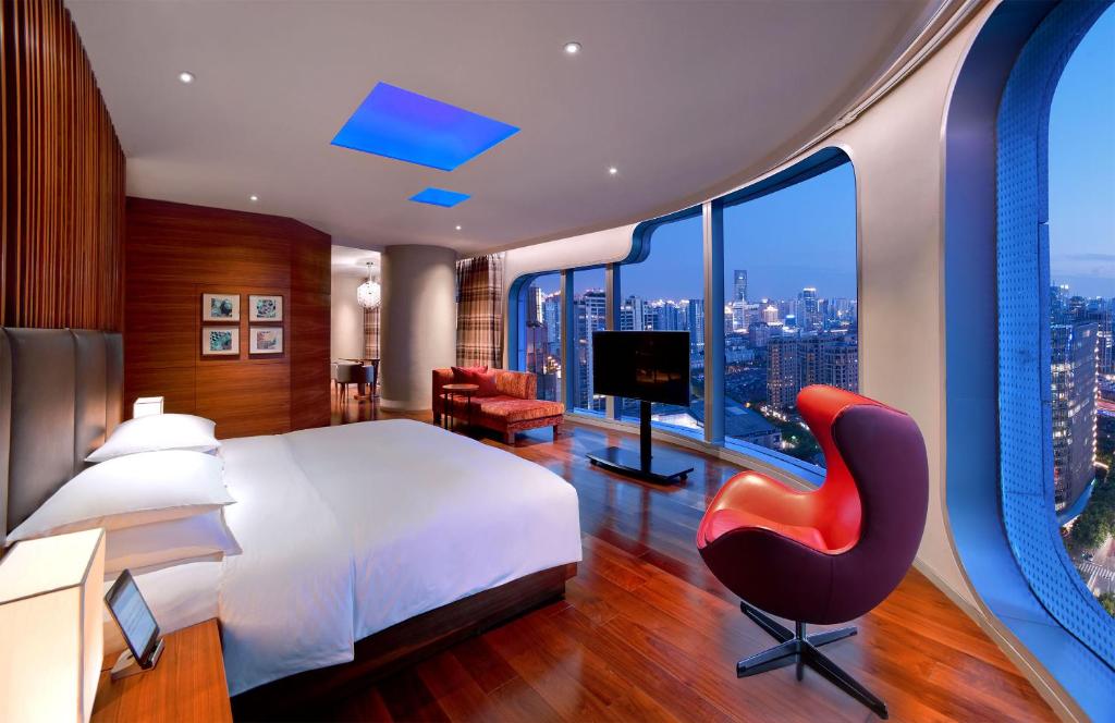Двухместный (Очень просторный номер с кроватью размера «king-size») отеля Andaz Xintiandi, Shanghai, Шанхай