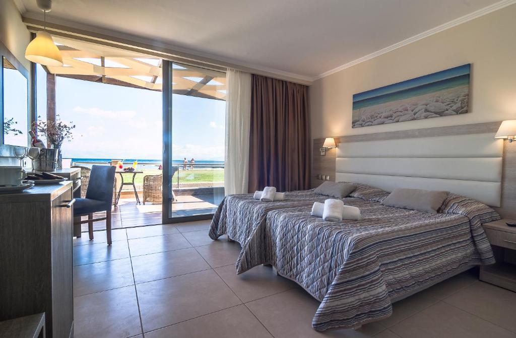 Номер (Улучшенное двухместное бунгало рядом с пляжем с 2 отдельными кроватями) отеля Messonghi Beach Holiday Resort, Мораитика