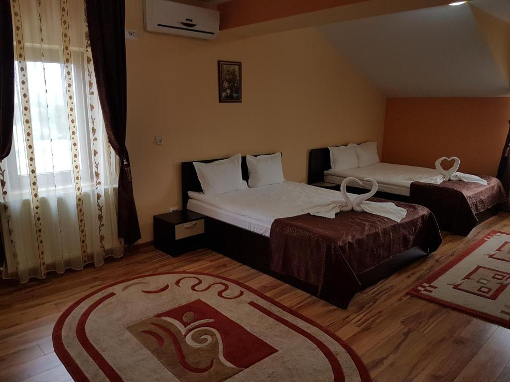 Четырехместный (Номер с 2 кроватями размера «king-size») мотеля Motel Imperial, Пьятра-Нямц
