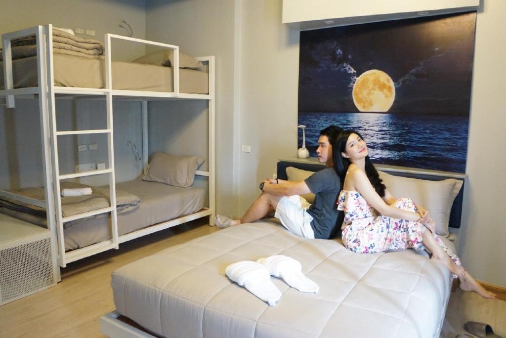 Двухместный (Двухместный номер Делюкс с 1 кроватью или 2 отдельными кроватями и балконом) хостела The Moon Hostel Huahin, Хуахин