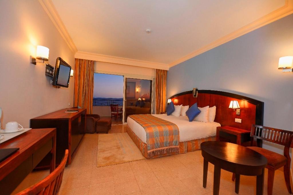 Трехместный (Трехместный номер Делюкс с видом на море) курортного отеля Stella Di Mare Beach Hotel & Spa, Шарм-эль-Шейх