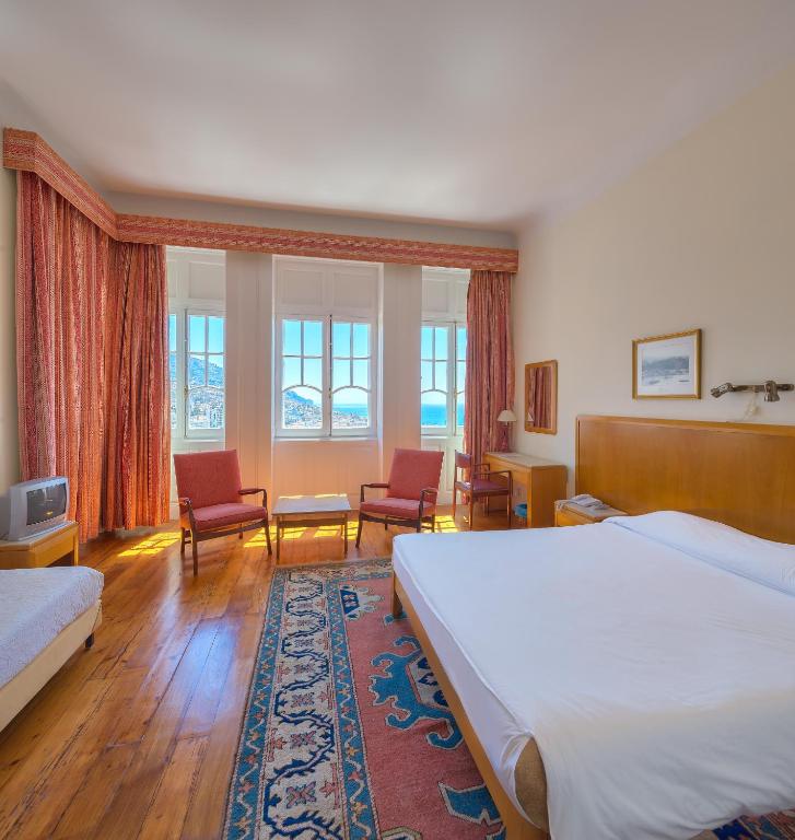 Трехместный (Трехместный номер с видом на море) отеля Hotel Monte Carlo, Фуншал