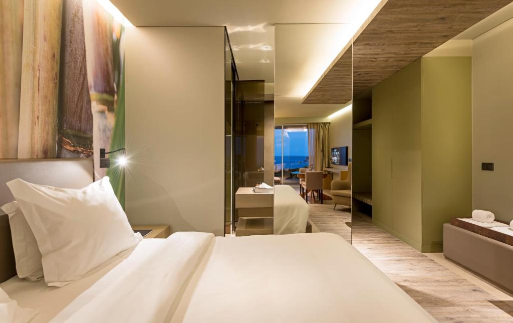 Сьюит (Семейный люкс с видом на море) курортного отеля Savoy Saccharum Resort & Spa, Калета
