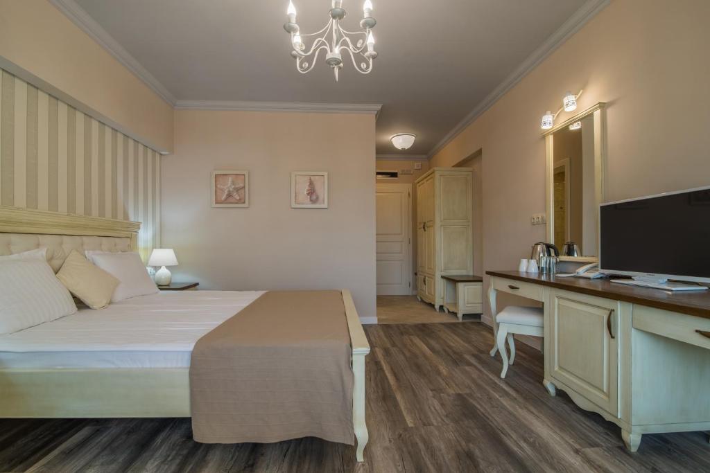 Двухместный (Двухместный номер с 1 кроватью, балконом и частичным видом на море (для 3 взрослых) - Бесплатный доступ на пляж) отеля Sunny Castle Hotel - All Inclusive, Кранево