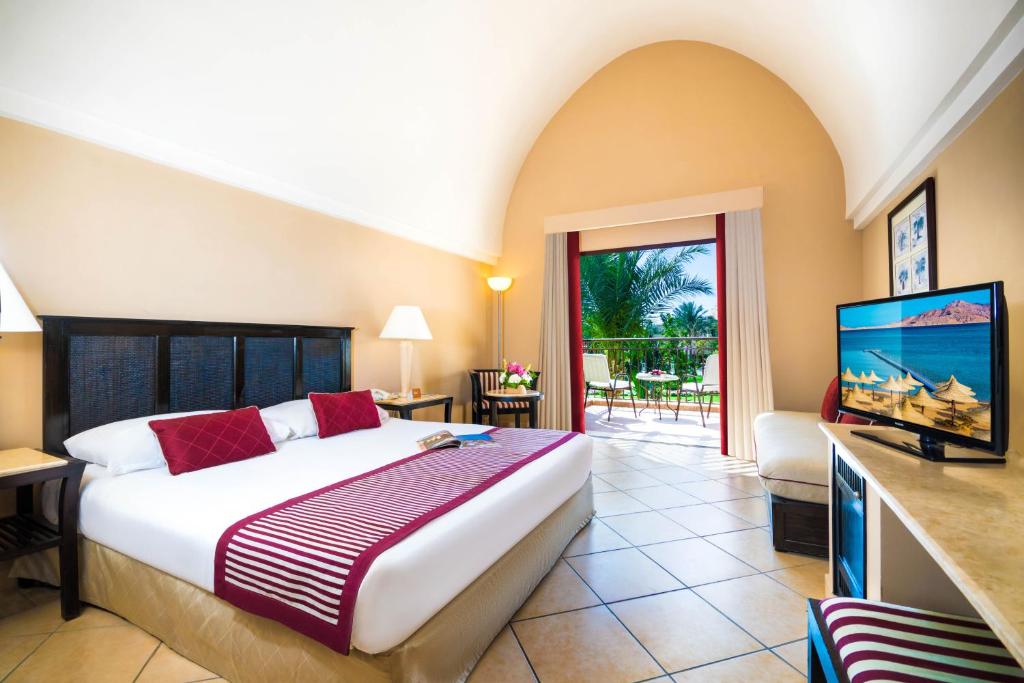 Трехместный (Улучшенный номер Делюкс с кроватью размера «queen-size») курортного отеля Jaz Belvedere Resort, Шарм-эль-Шейх