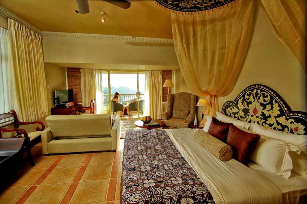 Сьюит (Королевский роскошный люкс, вид на озеро) отеля Thilanka Hotel, Канди