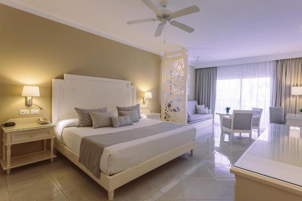 Сьюит (Полулюкс Делюкс (для 1 взрослого и 2 детей)) курортного отеля Luxury Bahia Principe Fantasia, Пунта-Кана