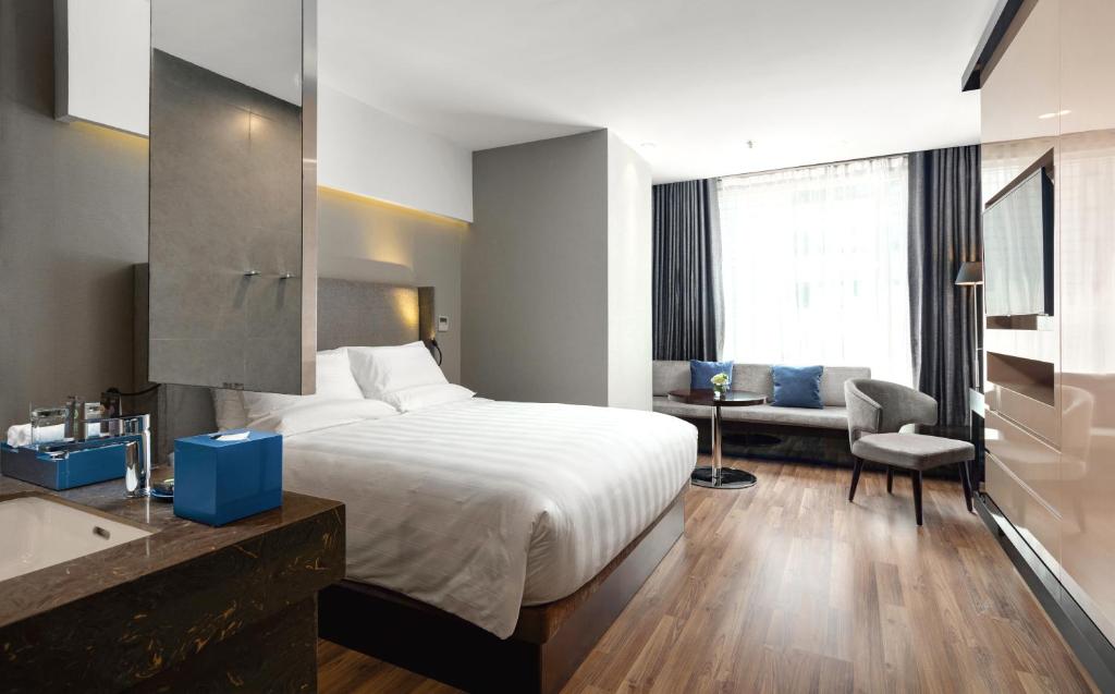 Двухместный (Staycation Offer - Superior King Studio) отеля Novotel Suites Hanoi, Ханой