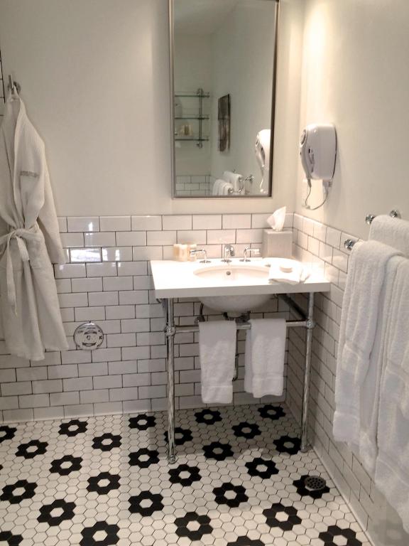 Четырехместный (Номер Делюкс с 2 кроватями размера «queen-size»), Hollywood Hotel - The Hotel of Hollywood Near Universal Studios