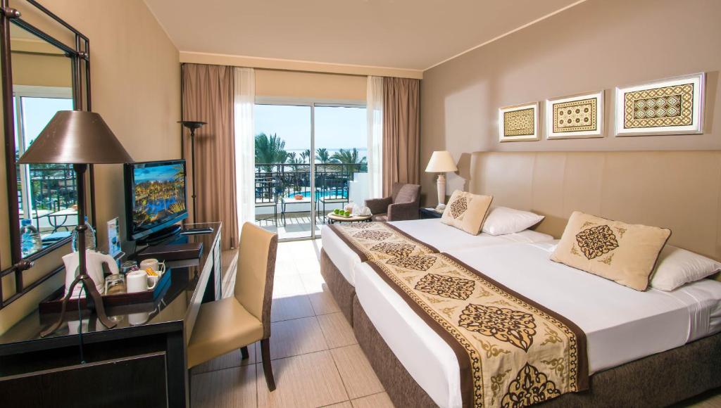 Двухместный (Улучшенный двухместный номер с 2 отдельными кроватями и видом на море) курортного отеля Jaz Fanara Resort, Шарм-эль-Шейх