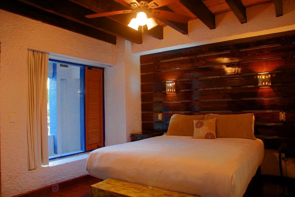 Сьюит (Улучшенный люкс с видом на море) курортного отеля Las Rocas Resort & Spa, Росарито