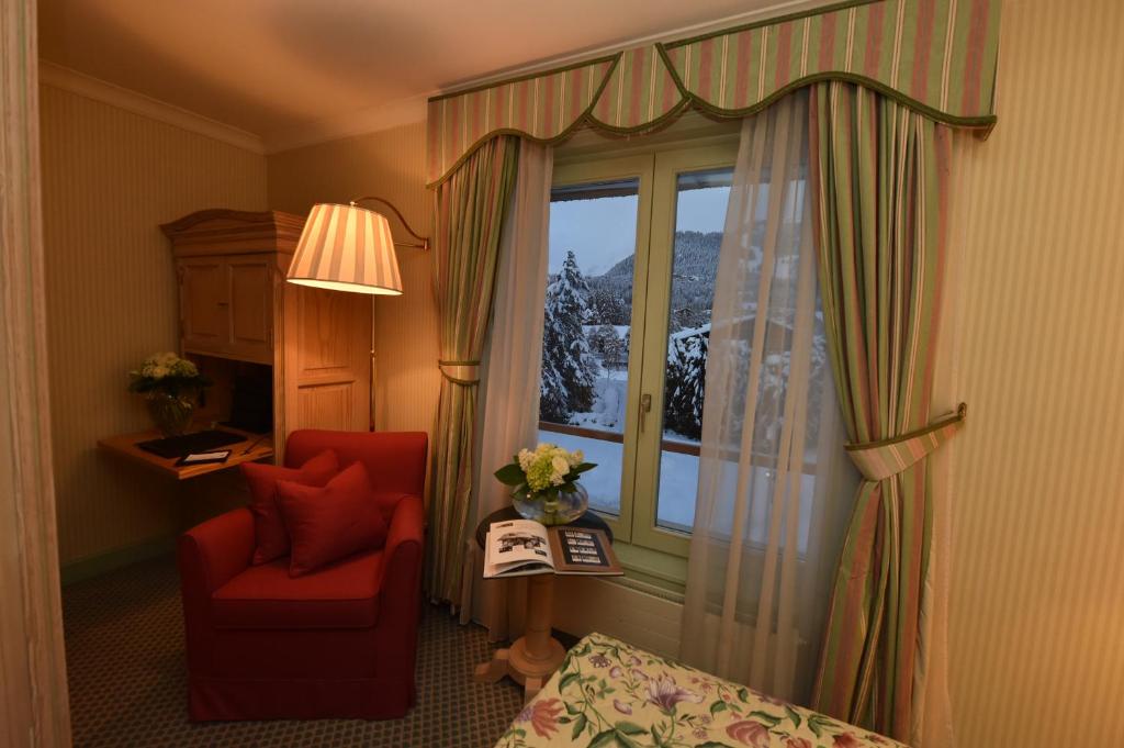 Двухместный (Двухместный номер Делюкс с 1 кроватью и видом на горы) отеля Grand Hôtel du Golf & Palace, Кран-Монтана