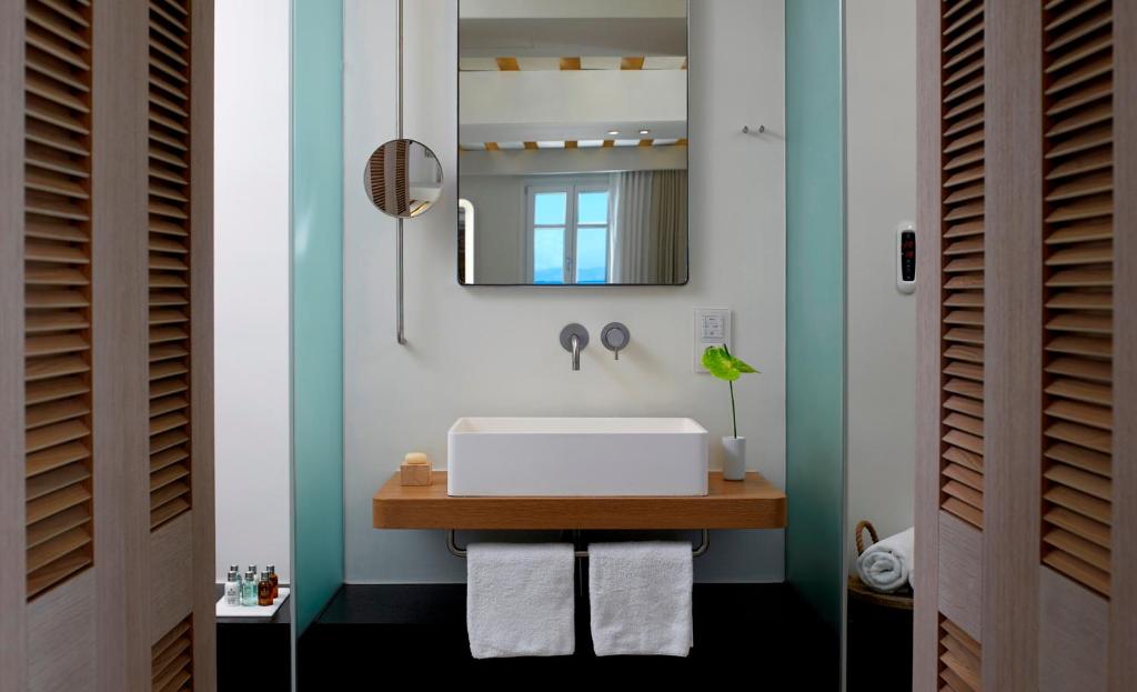 Сьюит (Люкс для новобрачных с собственной гидромассажной ванной на открытом воздухе) отеля Bill & Coo Suites And Lounge, Миконос