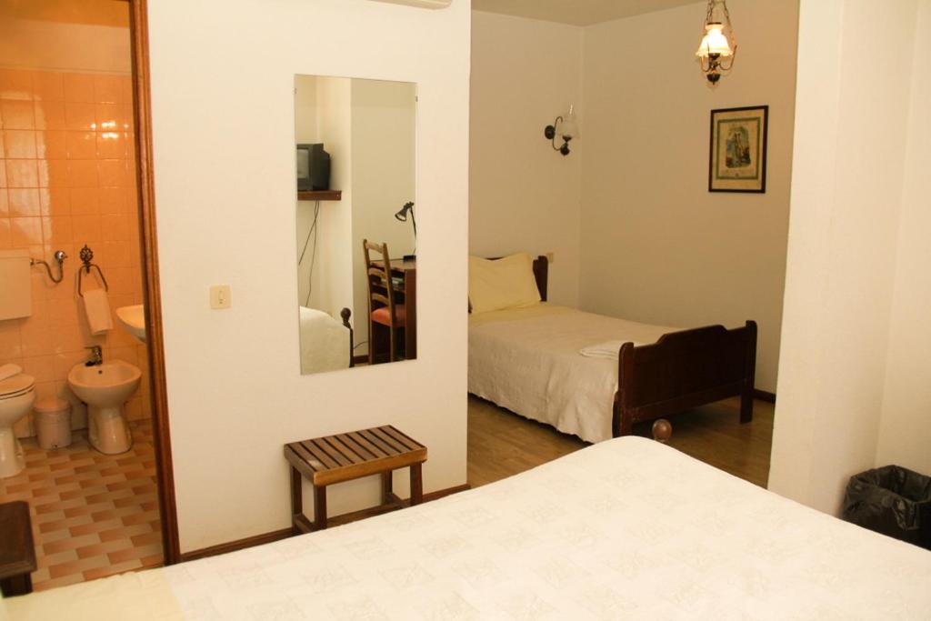 Двухместный (Двухместный номер с двуспальной кроватью и дополнительной кроватью) гостевого дома São Neutel, Шавиш