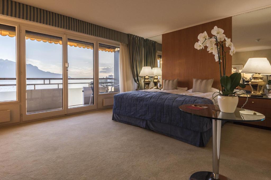 Двухместный (Двухместный номер Делюкс с 1 кроватью и балконом, вид на озеро или парк и озеро) отеля Royal Plaza Montreux & Spa, Монтрё