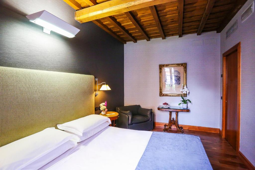 Одноместный (Улучшенный двухместный номер с 1 кроватью - Для одноместного размещения) отеля Hotel Valadier, Рим
