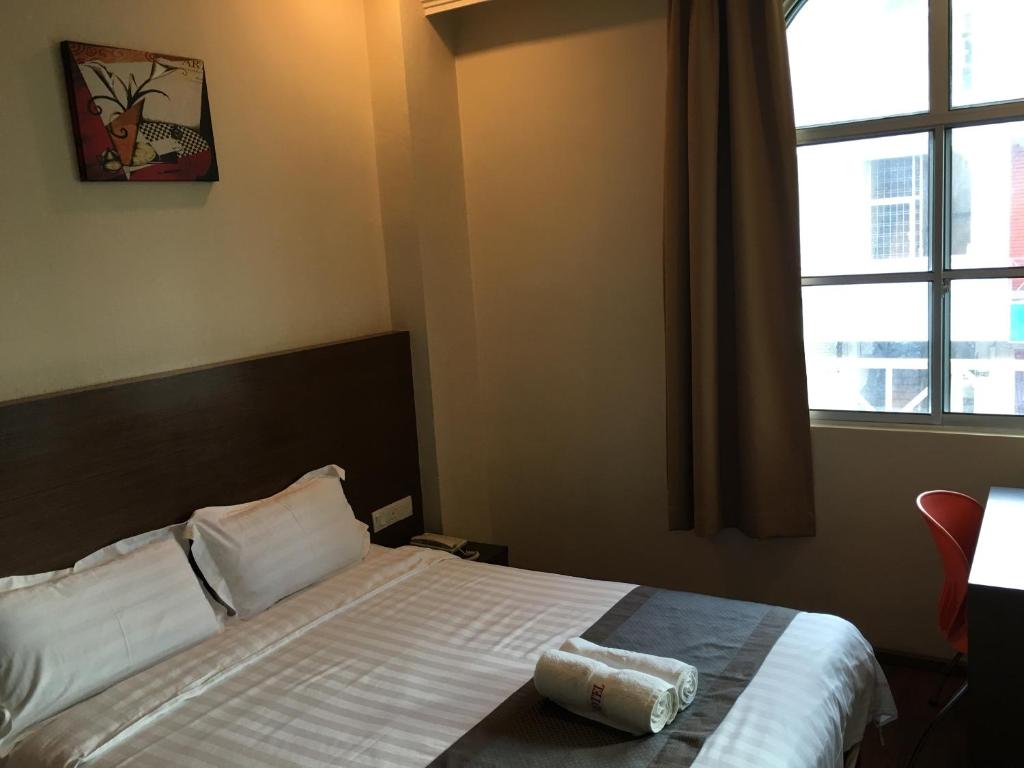 Двухместный (Улучшенный номер с кроватью размера «queen-size») отеля Lintas Plaza Hotel, Кота-Кинабалу