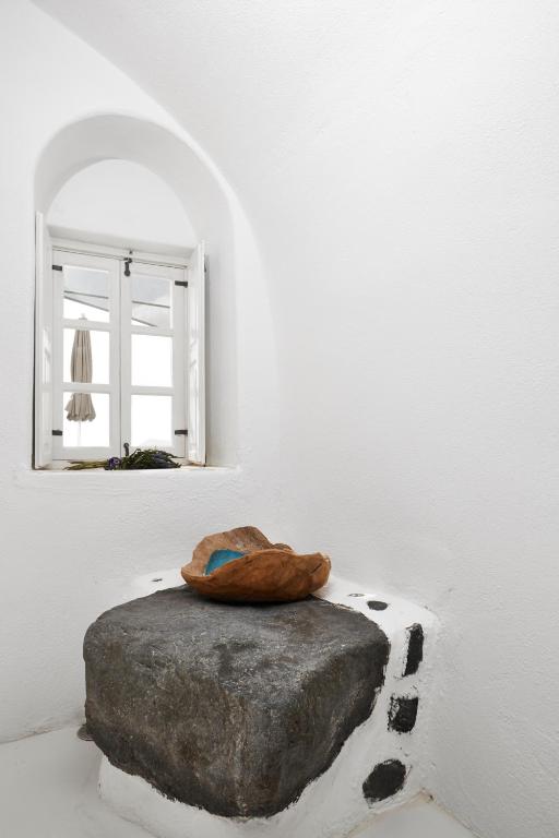Двухместный (Суперлюкс с гидромассажной ванной и видом на кальдеру) апарт-отеля Atrina Traditional Houses, Оя