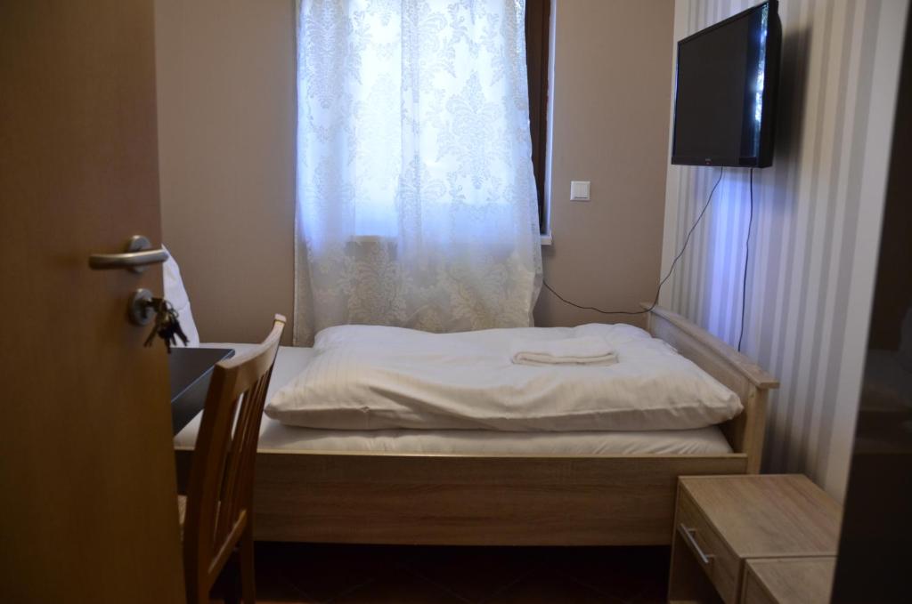 Одноместный (Одноместный номер с основными удобствами и общей ванной комнатой), Pension Sena