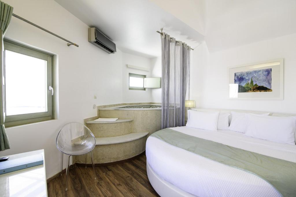 Сьюит (Люкс для молодоженов с отдельной гидромассажной ванной) отеля La Mer Deluxe Hotel & Spa, Камари