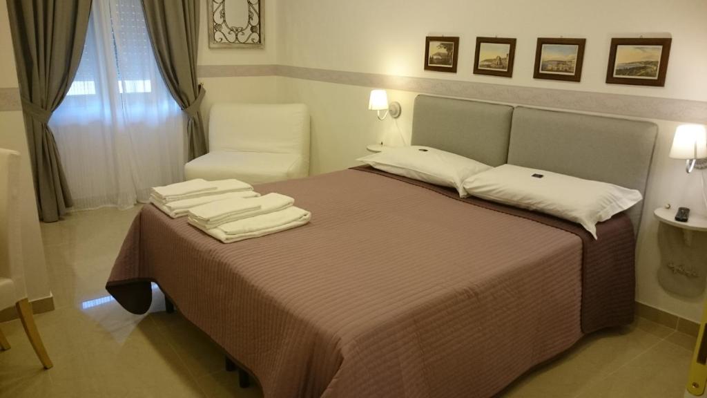 Двухместный (Двухместный номер Делюкс с 1 кроватью (для 2 взрослых и 1 ребенка)) отеля Guantai 30, Неаполь