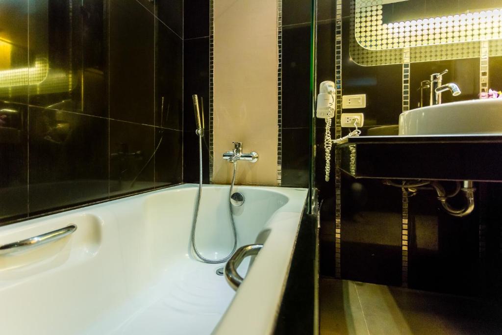 Двухместный (Номер «Гранд» Делюкс с кроватью размера «king-size» и видом на бассейн) отеля Nova Platinum, Паттайя