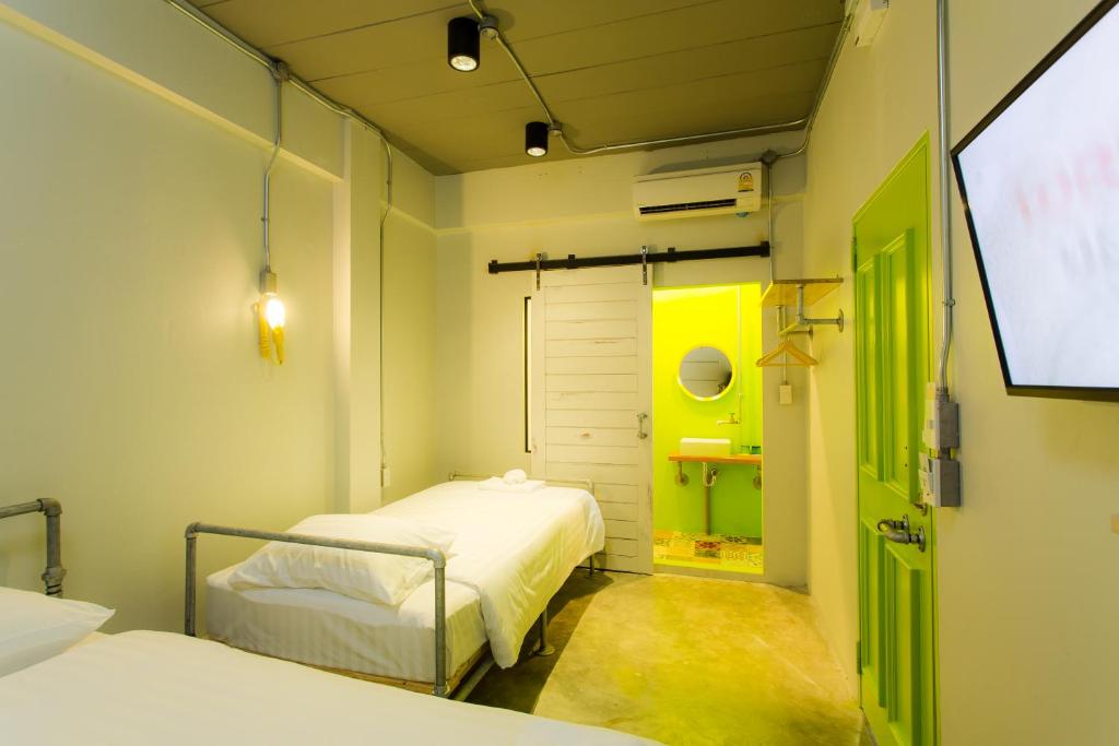 Трехместный (Трехместный номер с собственной ванной комнатой) хостела Bloo Hostel, Пхукет