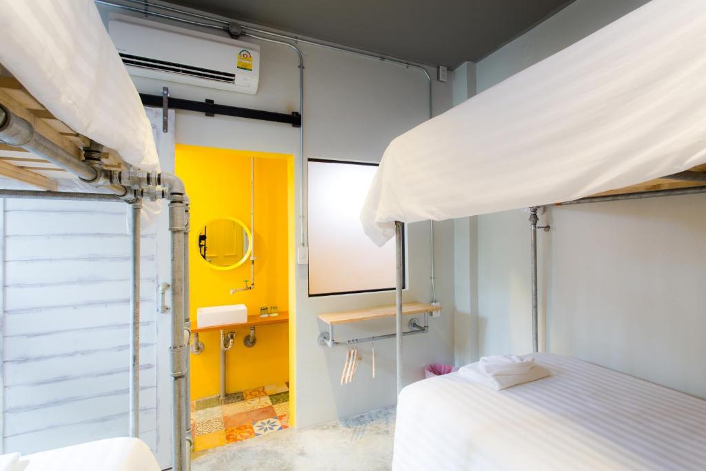 Четырехместный (Четырехместный номер с собственной ванной комнатой) хостела Bloo Hostel, Пхукет