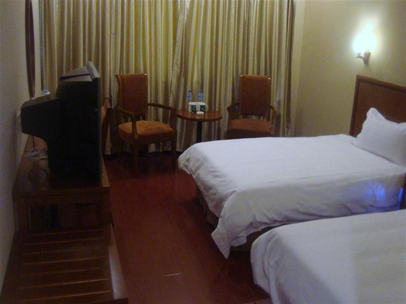 Двухместный (Для граждан материкового Китая - Двухместный номер бизнес-класса с 2 отдельными кроватями) отеля GreenTree Inn Ji‘nan Shanda Road Business Hotel, Цзинань
