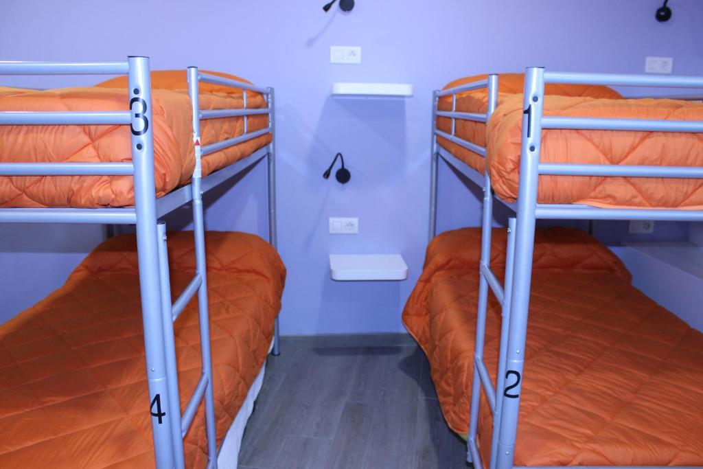 Номер (Кровать в общем 8-местном номере для мужчин и женщин) хостела Albergue Linares, Сантьяго-де-Компостела