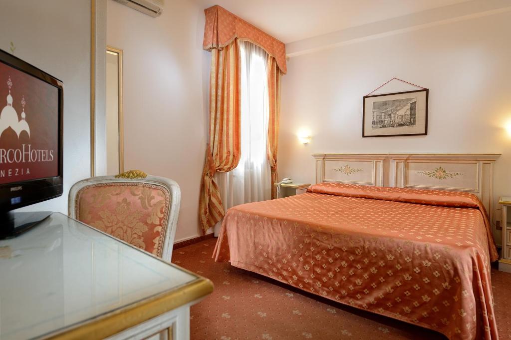 Двухместный (Классический двухместный номер с 1 кроватью или 2 отдельными кроватями) отеля Ambassador Tre Rose, Венеция