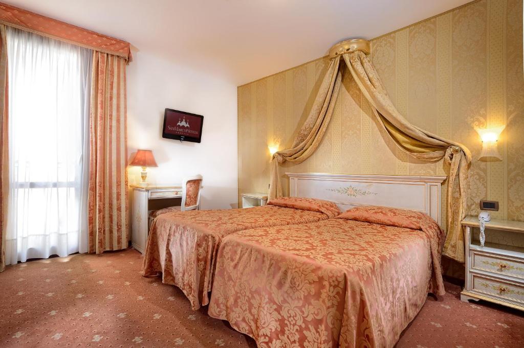Трехместный (Классический трехместный номер) отеля Ambassador Tre Rose, Венеция